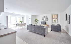 Modern 2 Bedroom Apartment In Preston